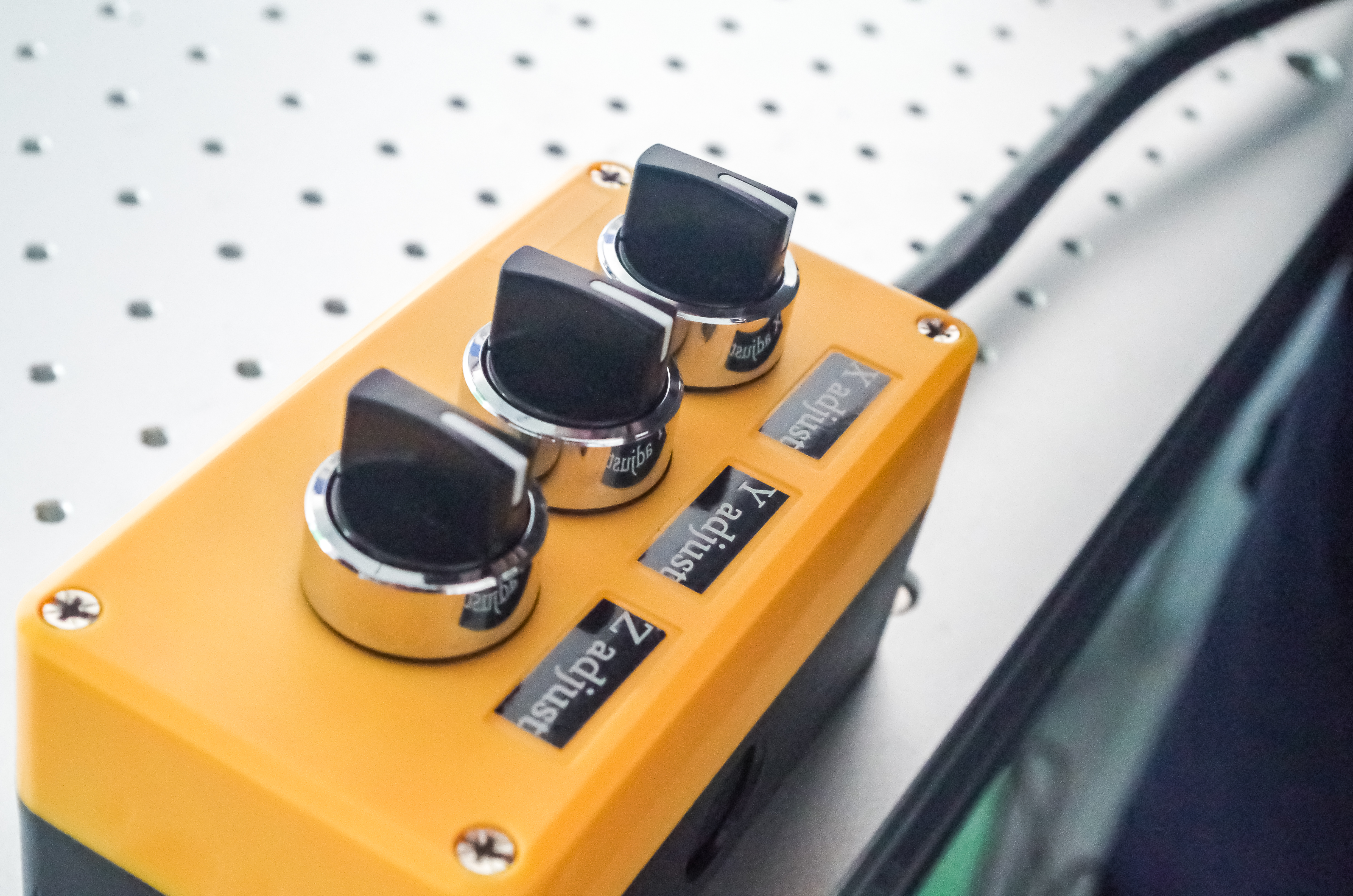 XYZ 3-осевой моторизованный 20W 30W 50W 60W 80W 100W Волоконно-лазерный маркировочный станок для тяжелообрабатываемых деталей / большой стол