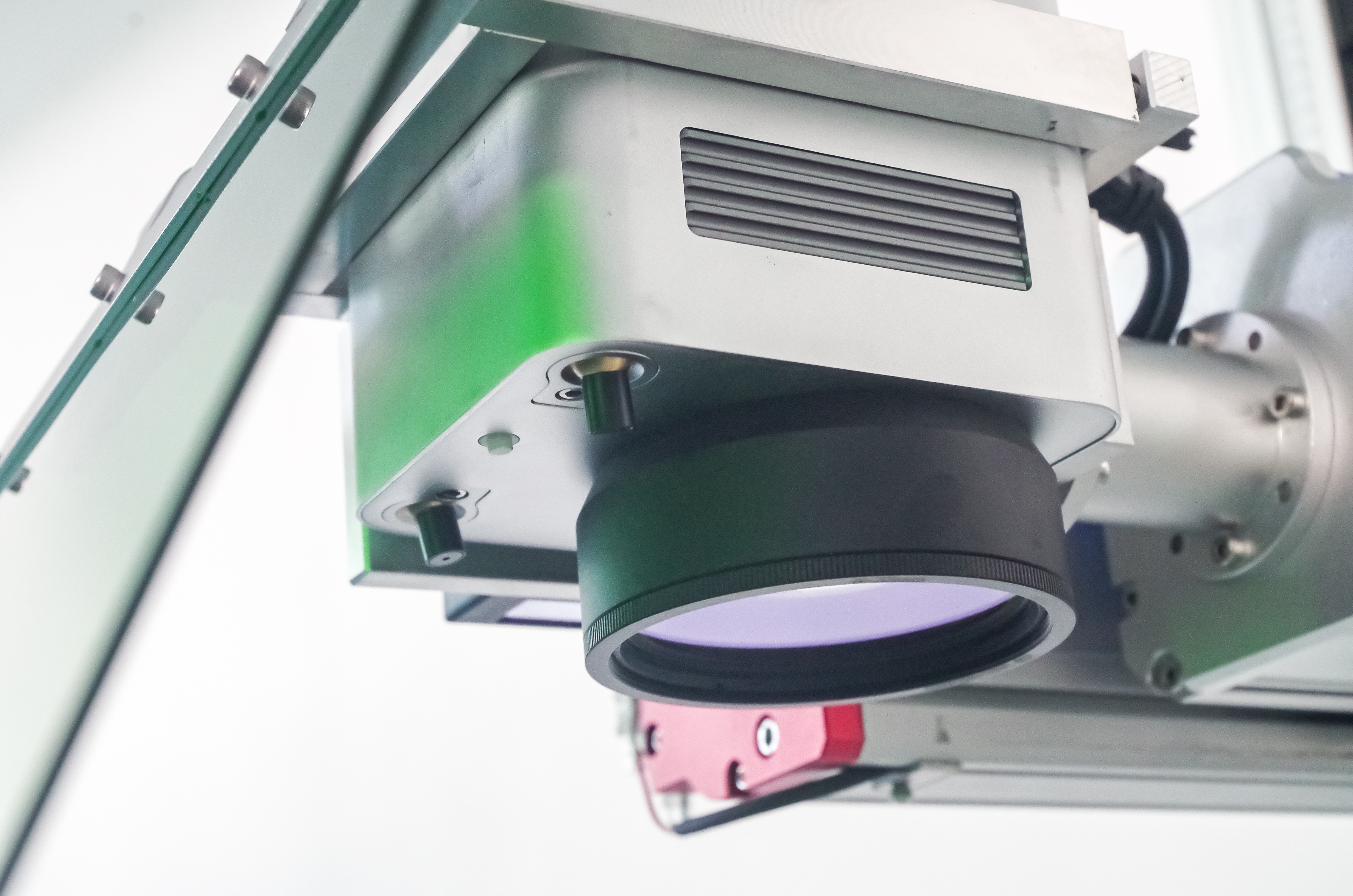 XYZ 3-осевой моторизованный 20W 30W 50W 60W 80W 100W Волоконно-лазерный маркировочный станок для тяжелообрабатываемых деталей / большой стол